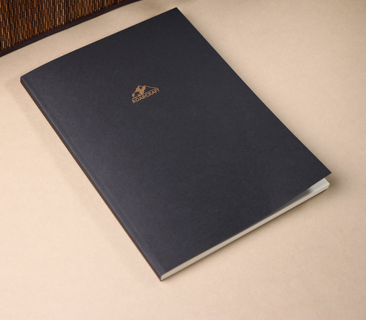 Siyah Kapaklı Çizgisiz A4 Defter - Roarcraft TR